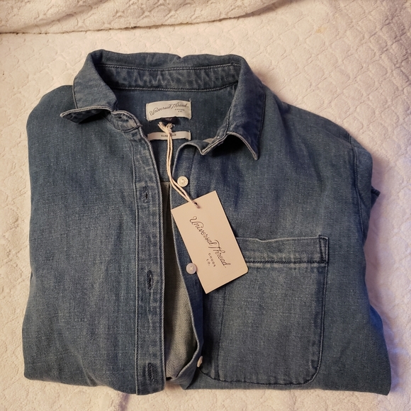 Women's Long Sleeve Classic Fit Button-Down Shirt - Universal Thread - Picture 2 of 4